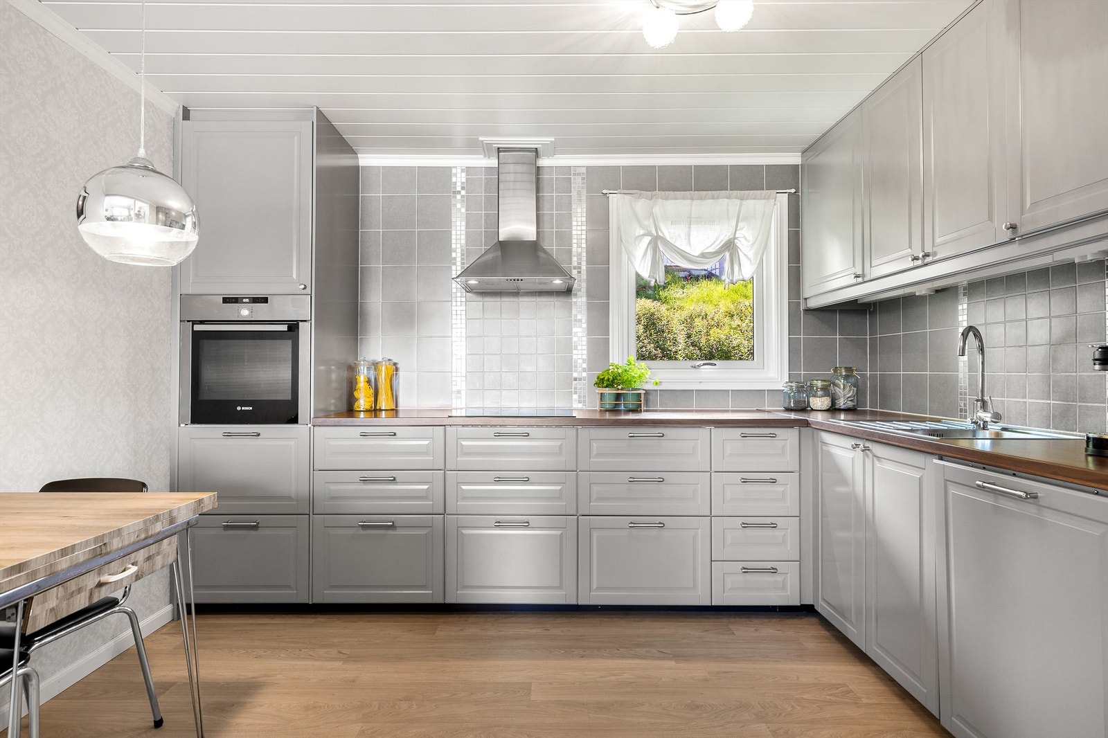 Pen profilert IKEA kjøkkeninnredning fra 2014 Galleribilde
