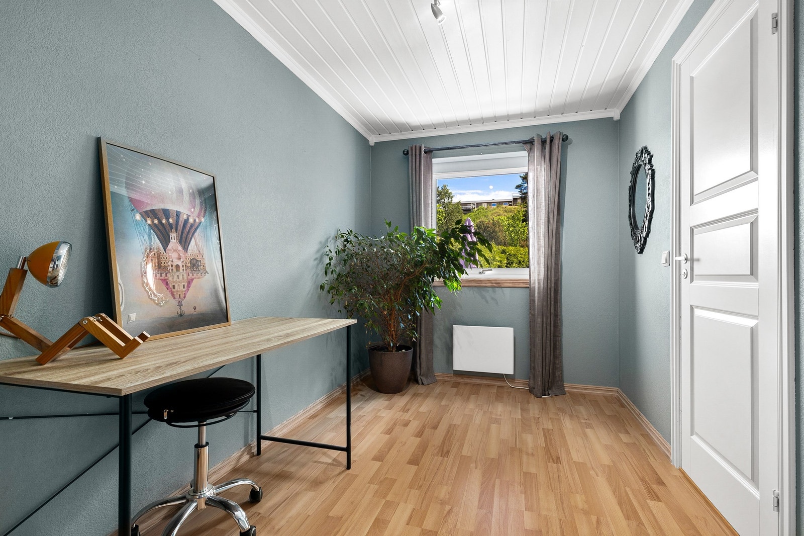 Soverom 4 med laminat på gulv, tapet på vegger og mdf-panel i himling Galleribilde