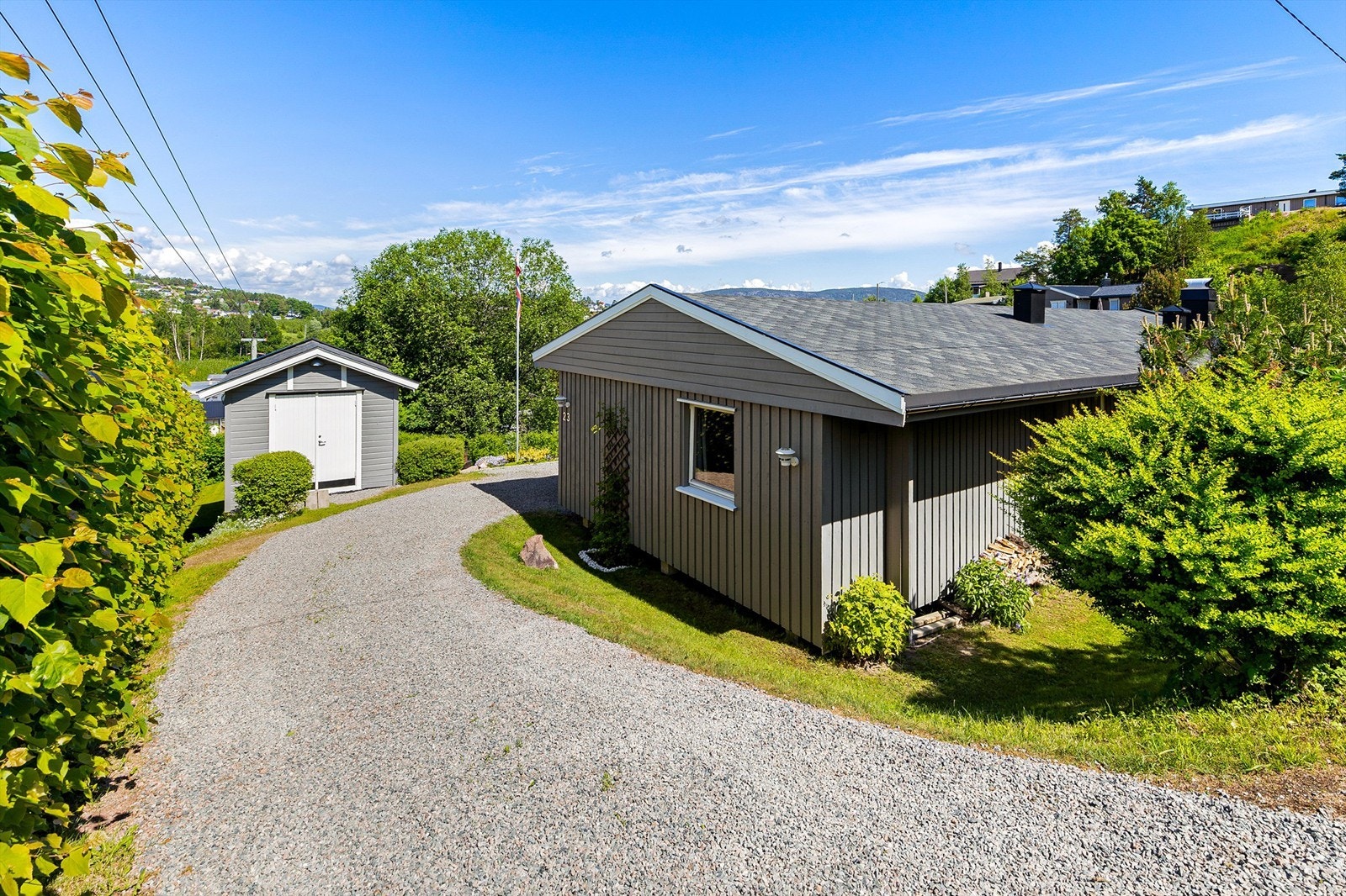 Nær flotte turmuligheter i marka og kort vei til badestrand Galleribilde