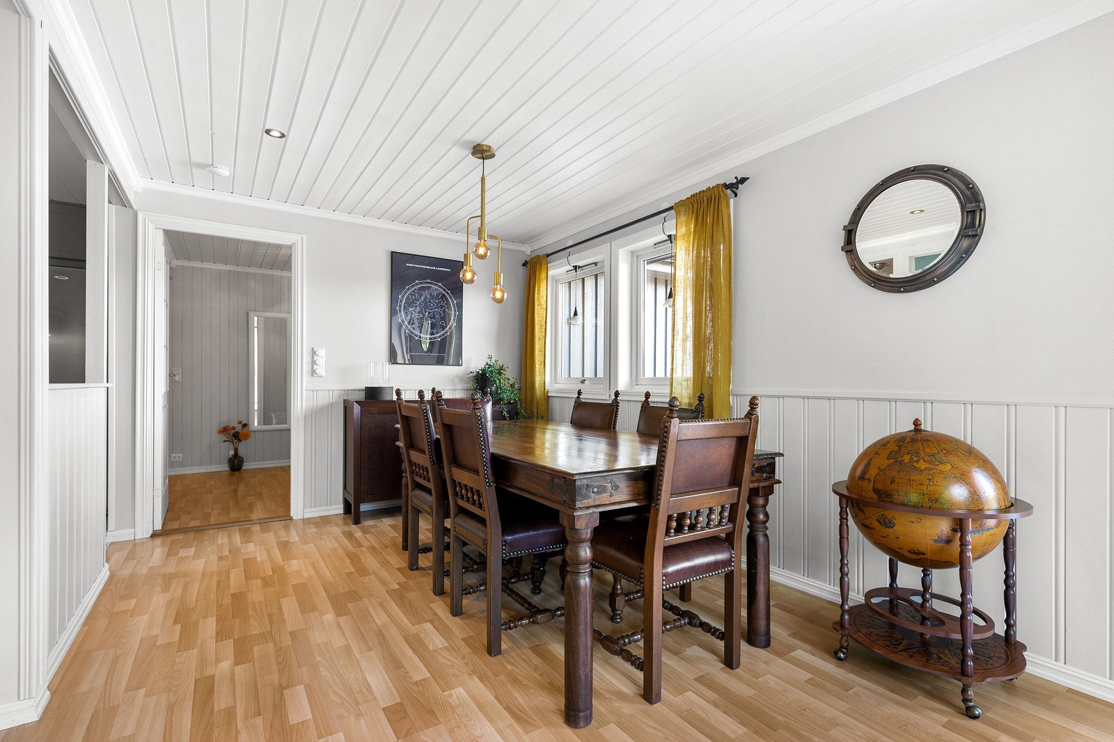 Inngangsdør fra 2014 og vinduer fra 2004, 2007 samt 2014 Galleribilde