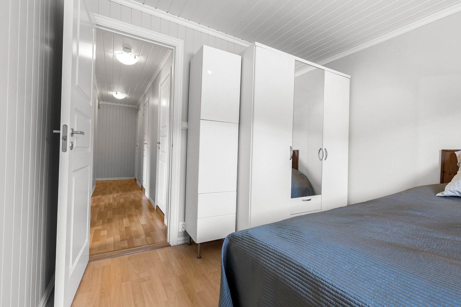 Soverom 1 med garderobeskap Galleribilde