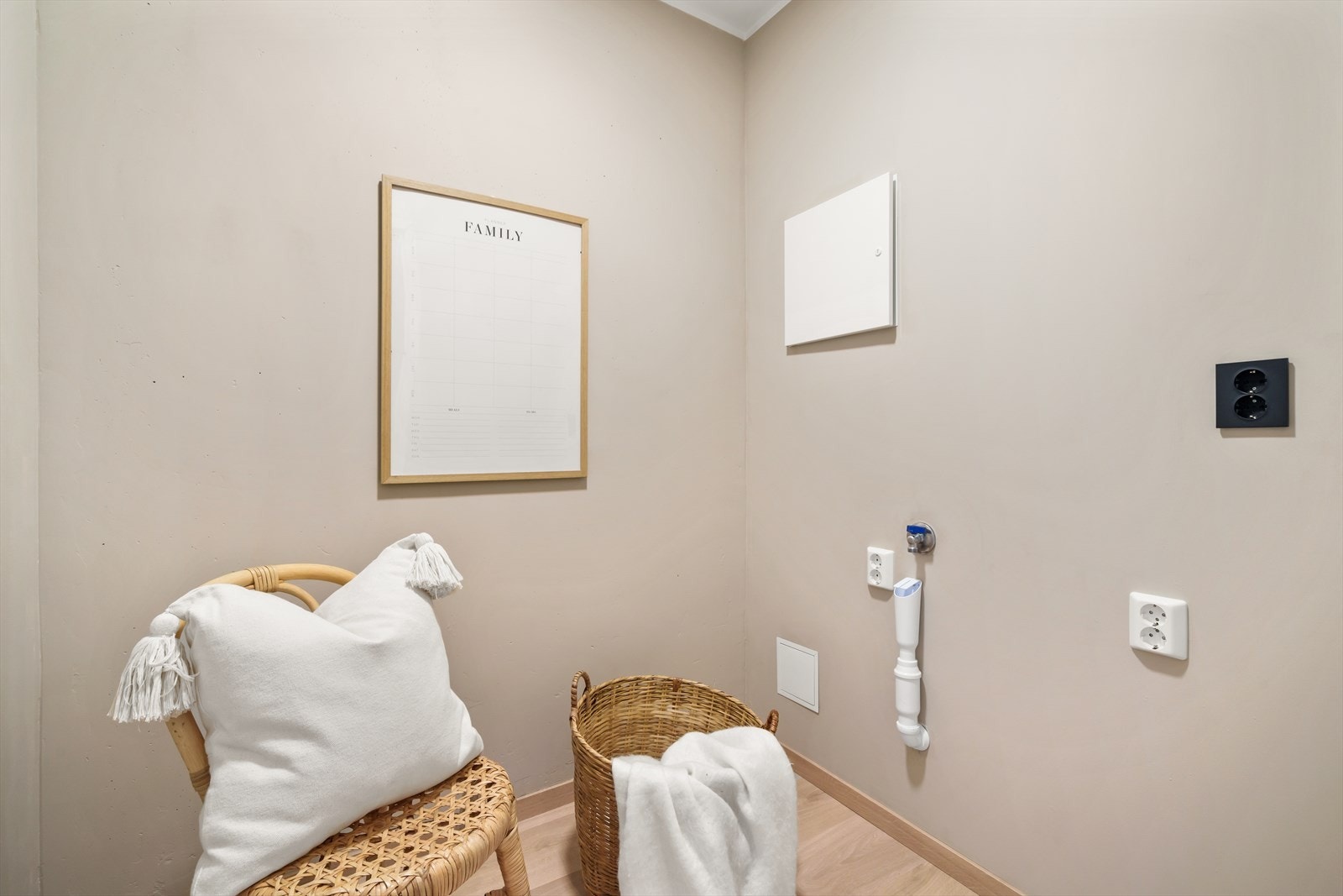 Boden er målt til 2,6m² og har opplegg for vaskemaskin. Galleribilde