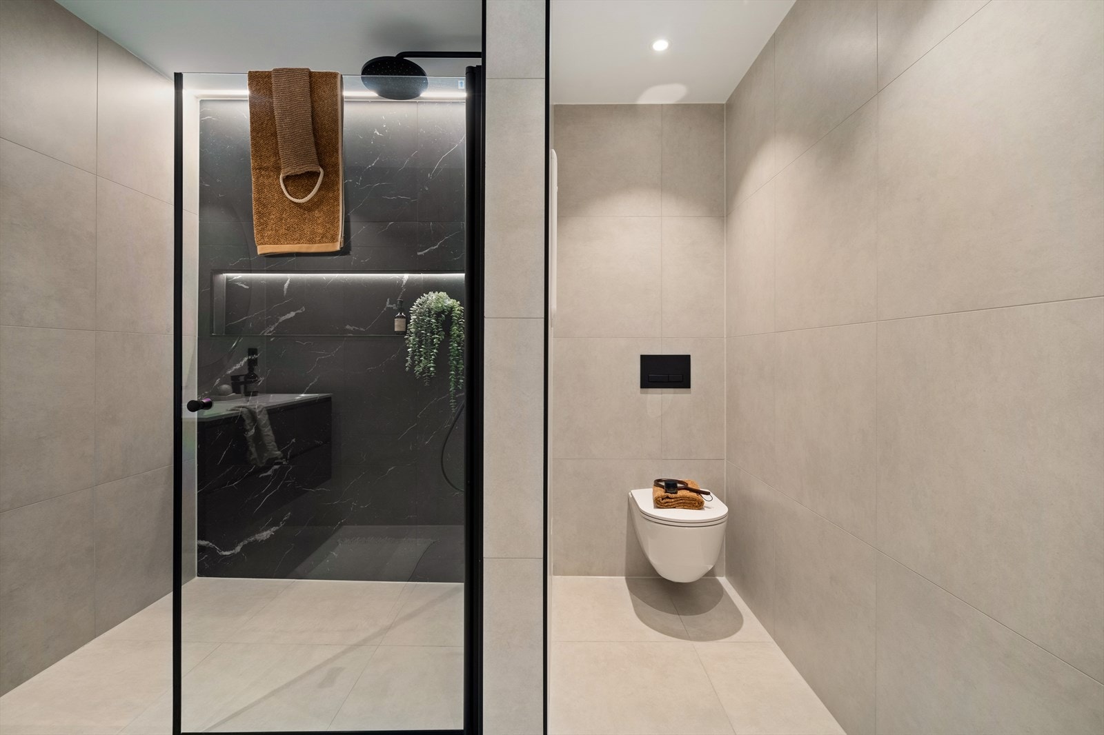 Badet har en gjennomgående rød tråd i valg av detaljer og design. Galleribilde