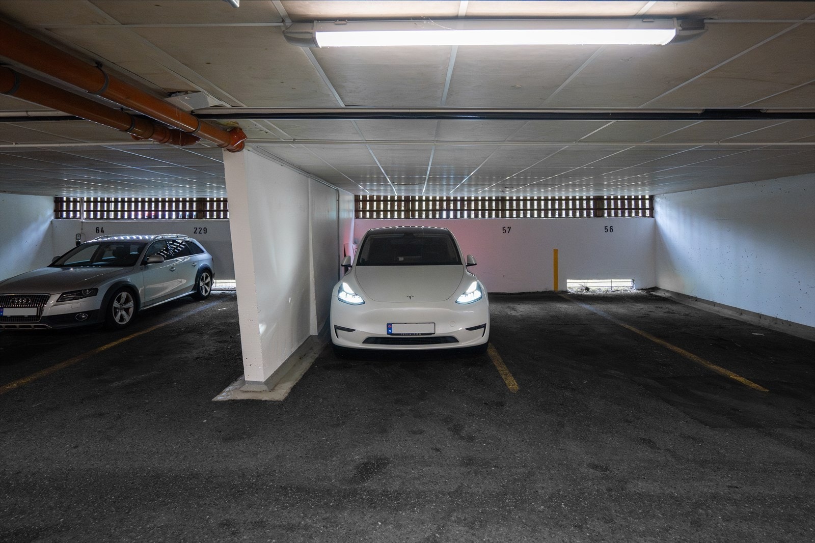 Tilhørende leiligheten er det fast parkeringsplass i felles garasjeanlegg. Galleribilde