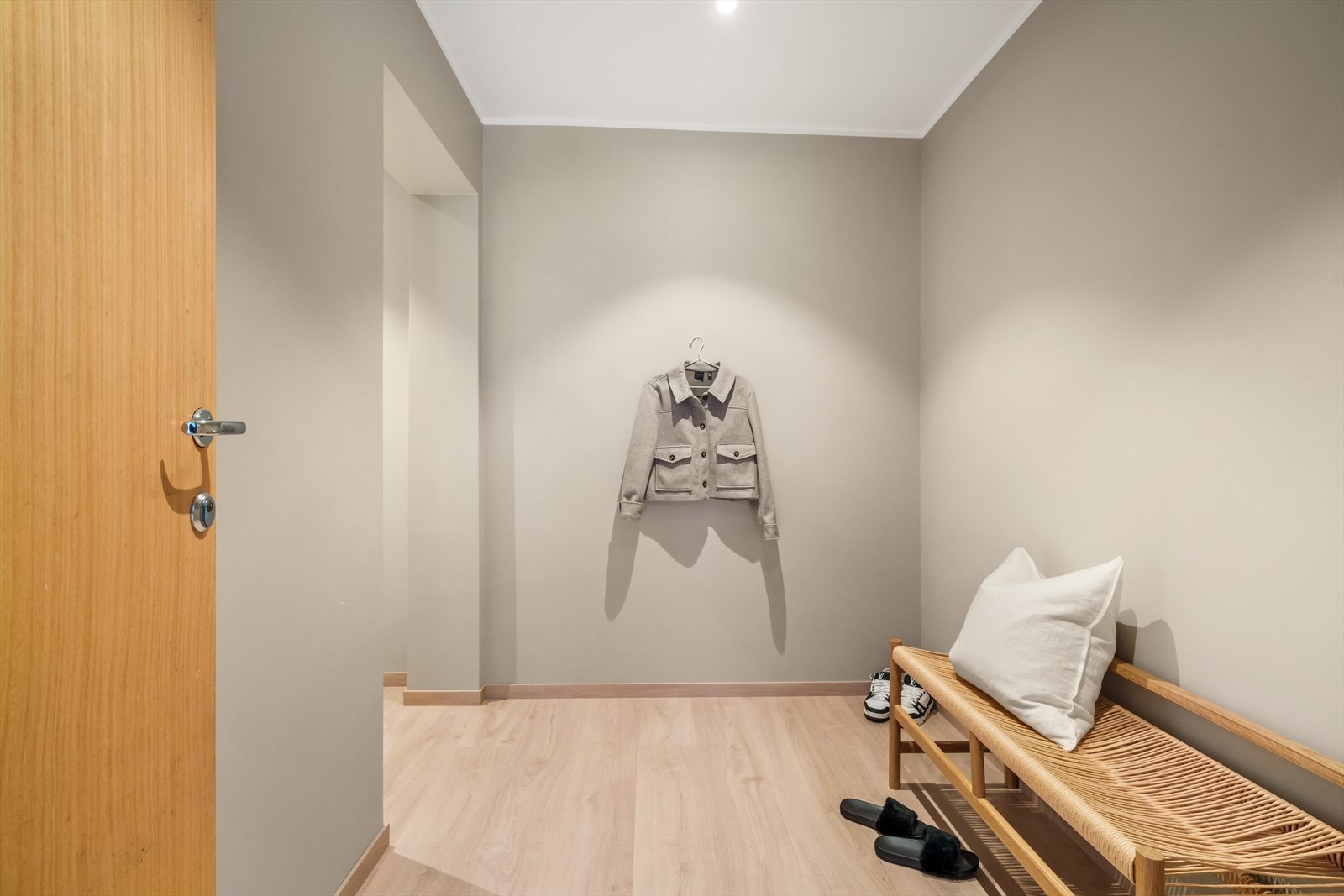 Her er det god plass for oppbevaring av yttertøy og sko. Galleribilde