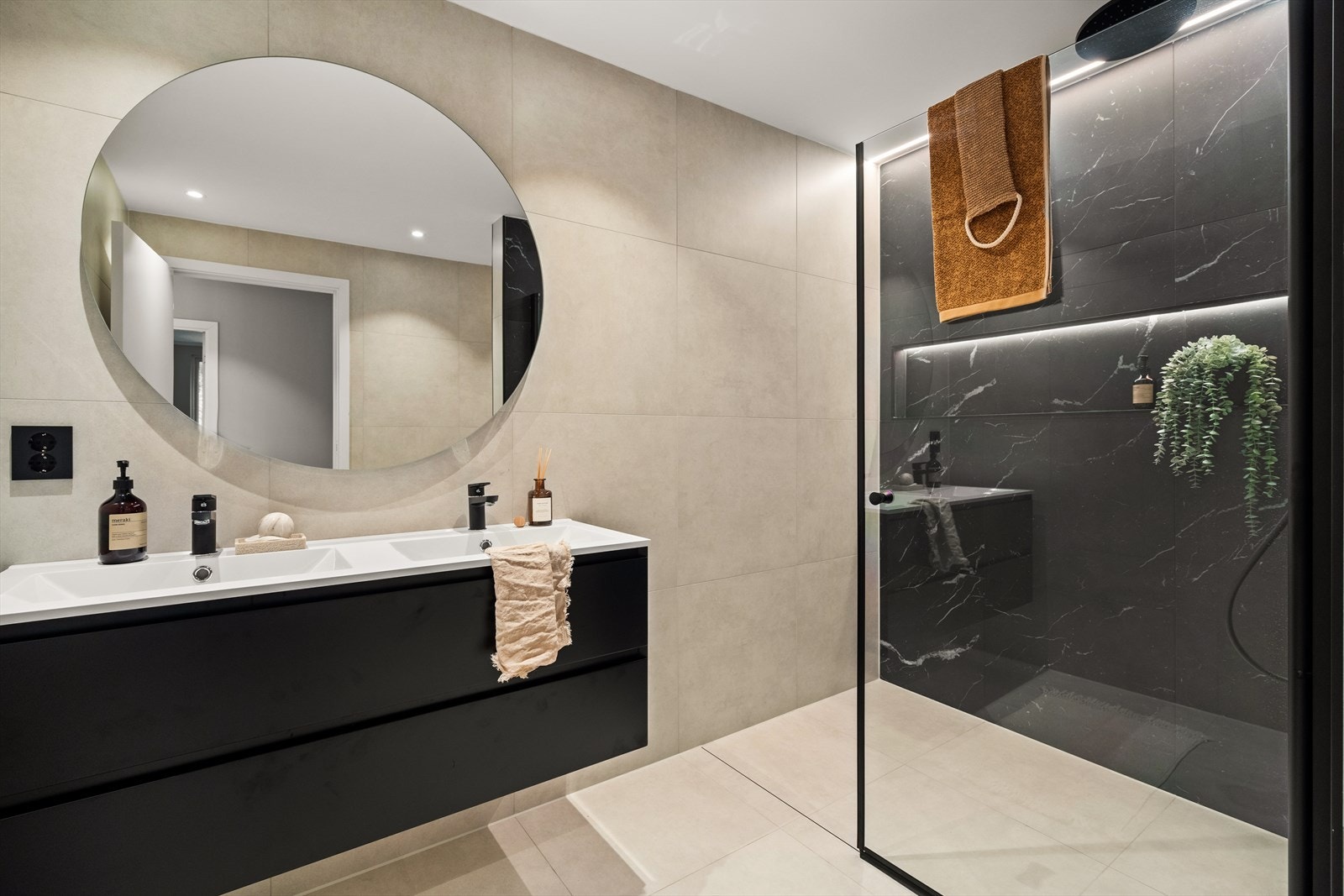 Badet er delikat helfliset med 60x60 fliser og 120x60 fliser i kontrastvegg i dusjsone. Galleribilde