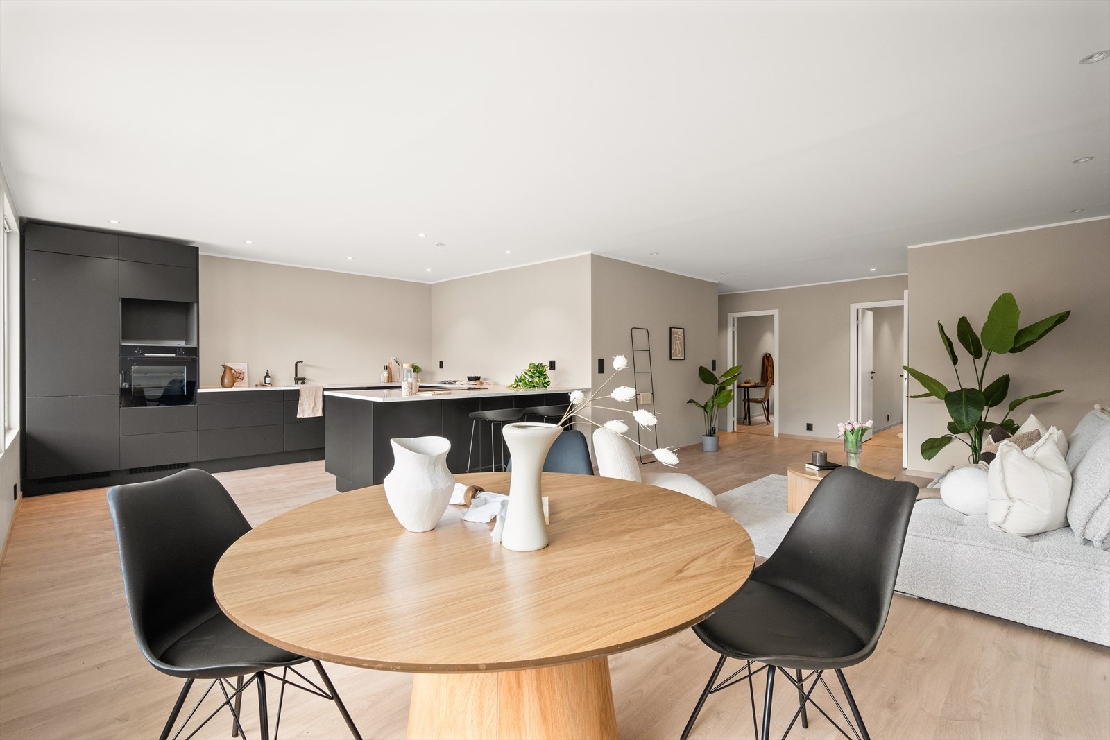 Det er god plass i stuen til å møblere med sittegruppe. Galleribilde