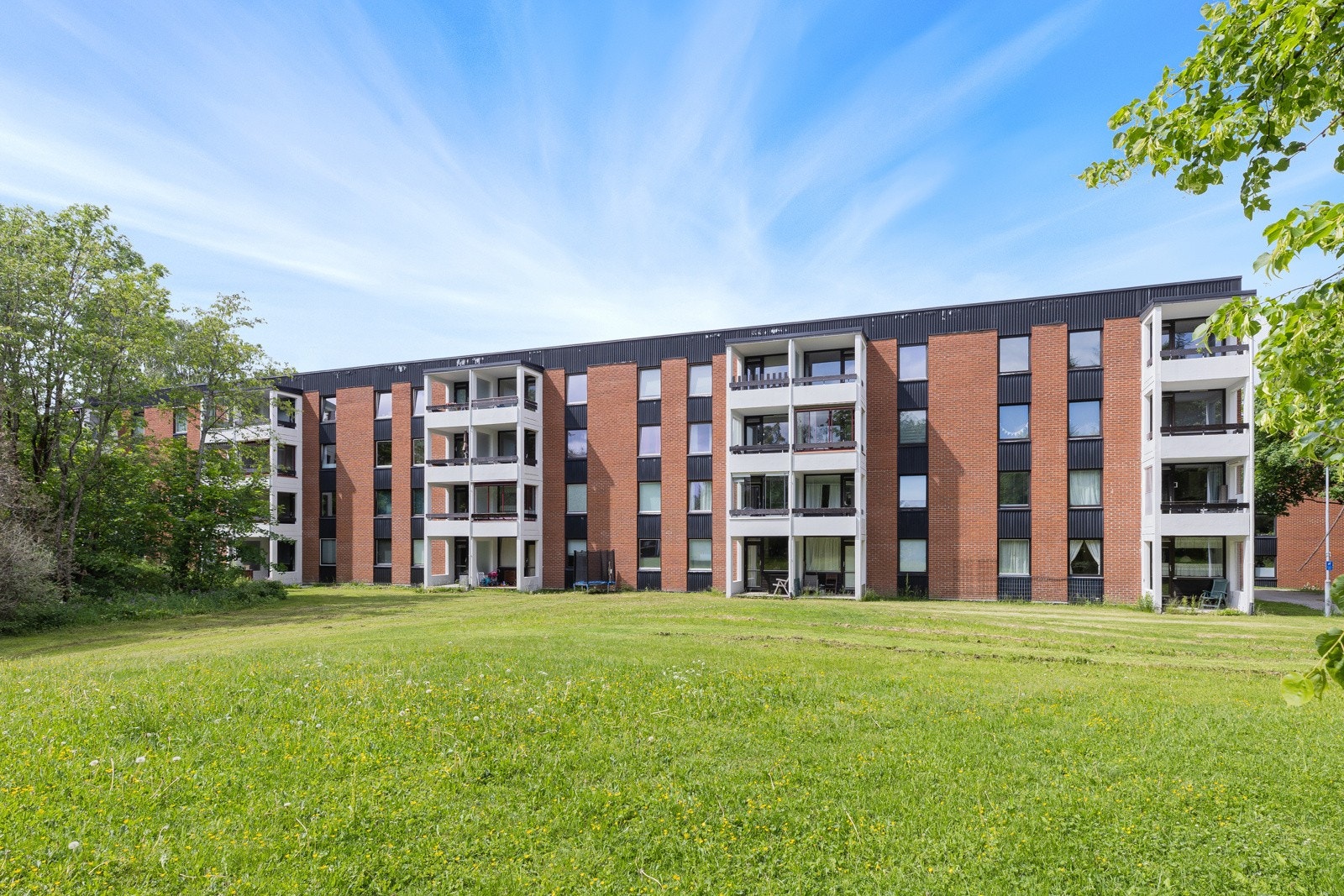 Hyggelige fellesområder rett utenfor døren. Store grøntområder og rikelig med lekeplasser. Galleribilde