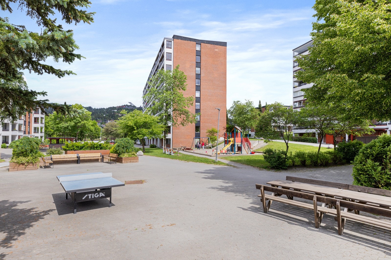 Fellesarelene: flere lekeplasser, sittegrupper, grilhus og beplantning. Galleribilde