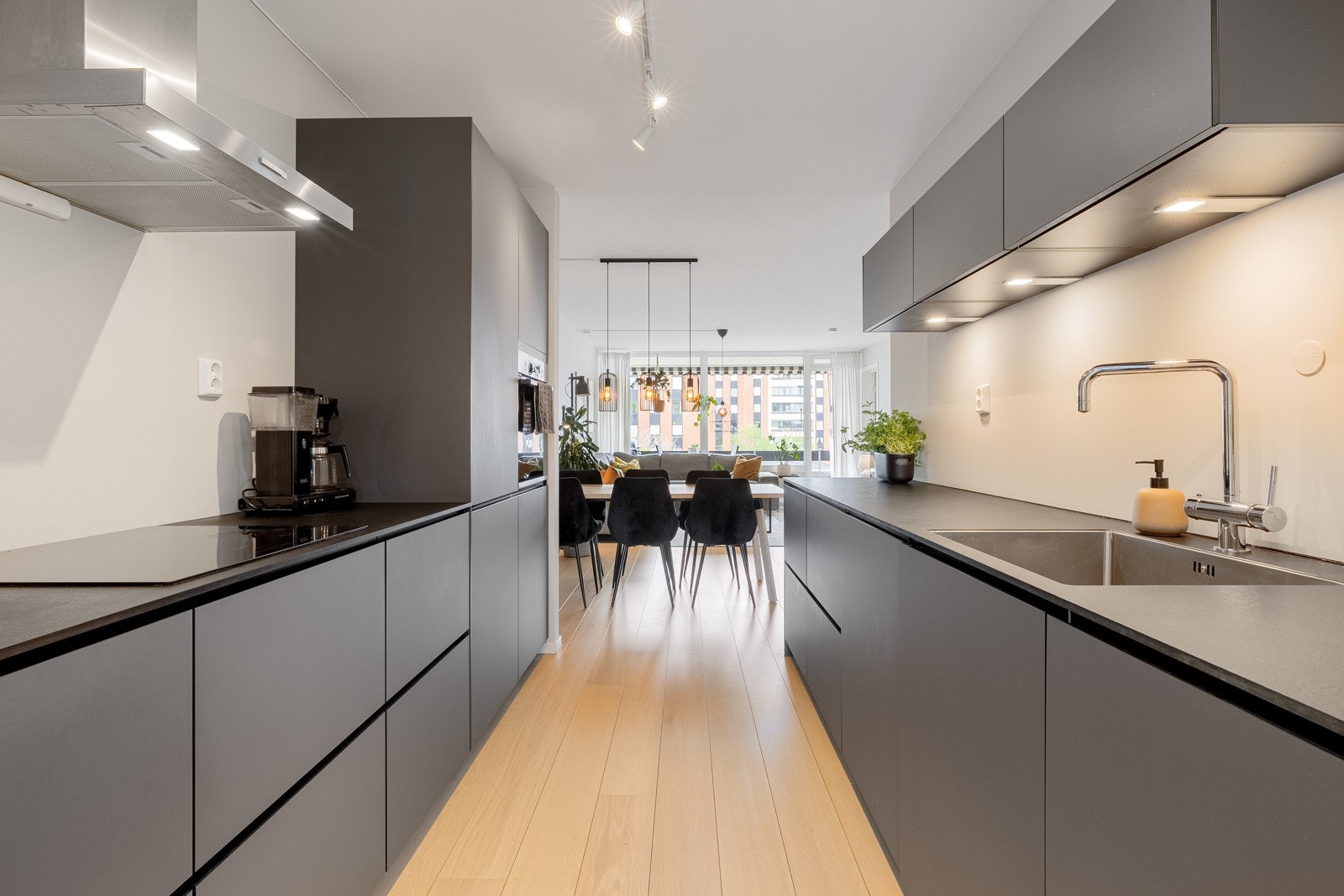 KVIK kjøkken fra 2019 i moderne farge- og materialvalg. Rikelig med skap- og benkplass. Galleribilde