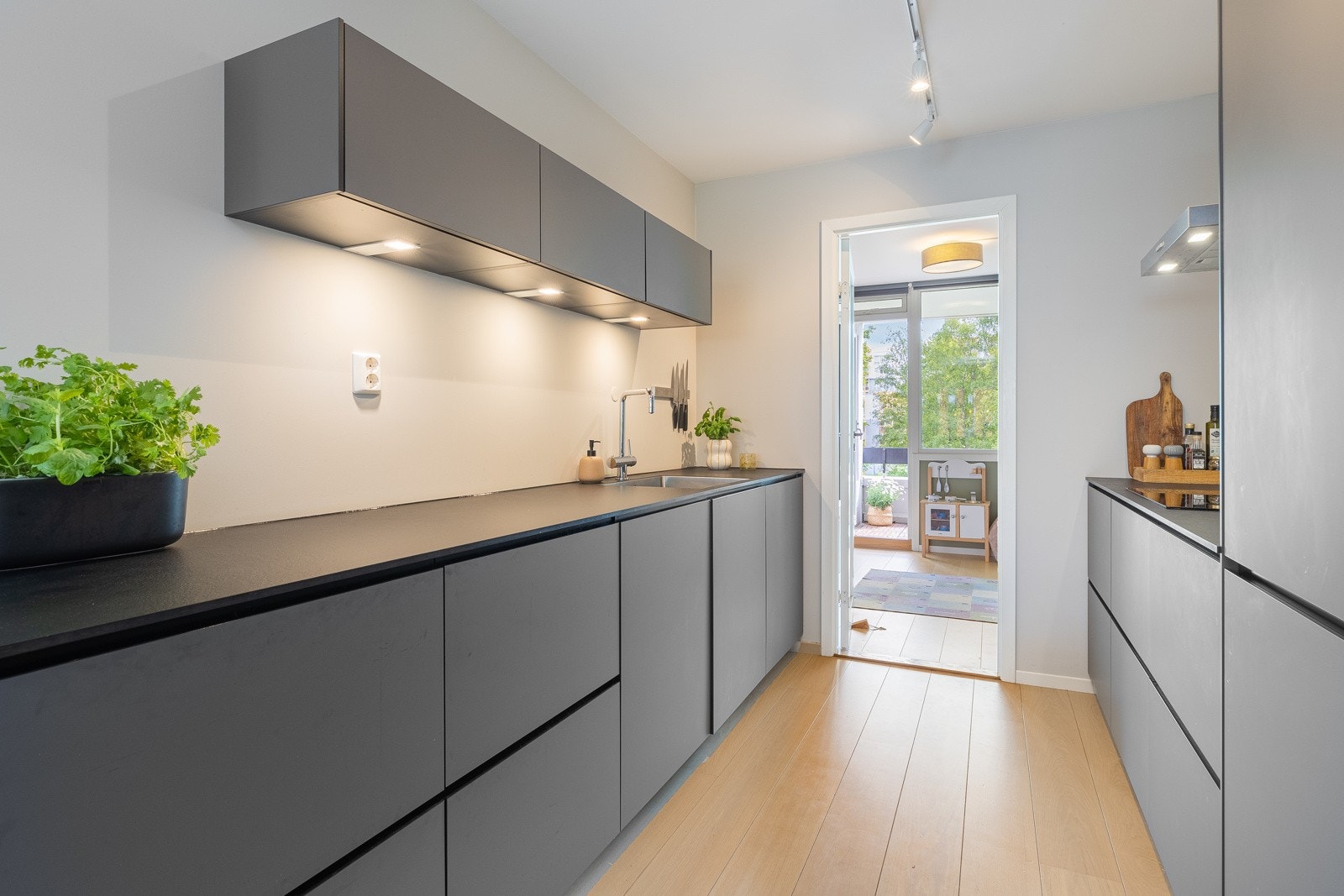Kjøkkenet er utstyrt med integrert kjøl/fryseskap, oppvaskmaskin, stekeovn og platetopp med kullfiltervifte. Galleribilde