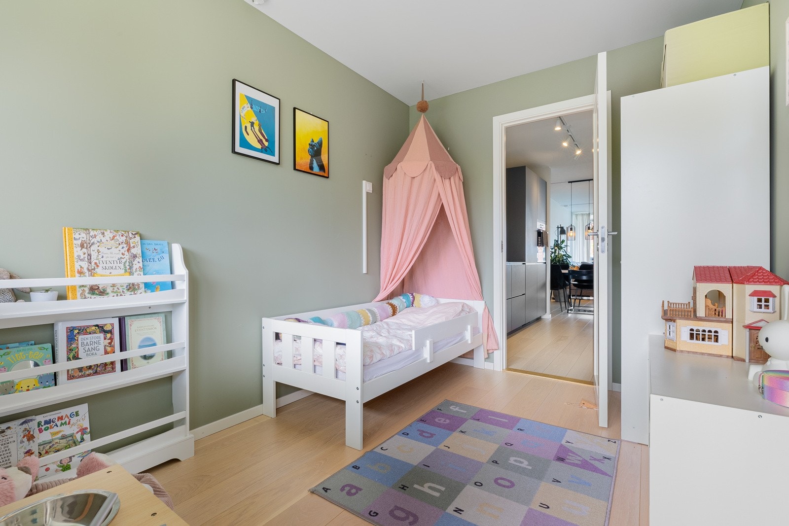 Dette rommet fungerer perfekt som barnerom, gjesterom eller kontor. Galleribilde