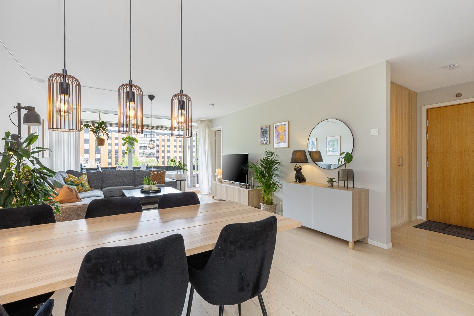 Leiligheten holder gjennomgående god standard med bl.a.overflater, bad og kjøkken fra 2019 Galleribilde