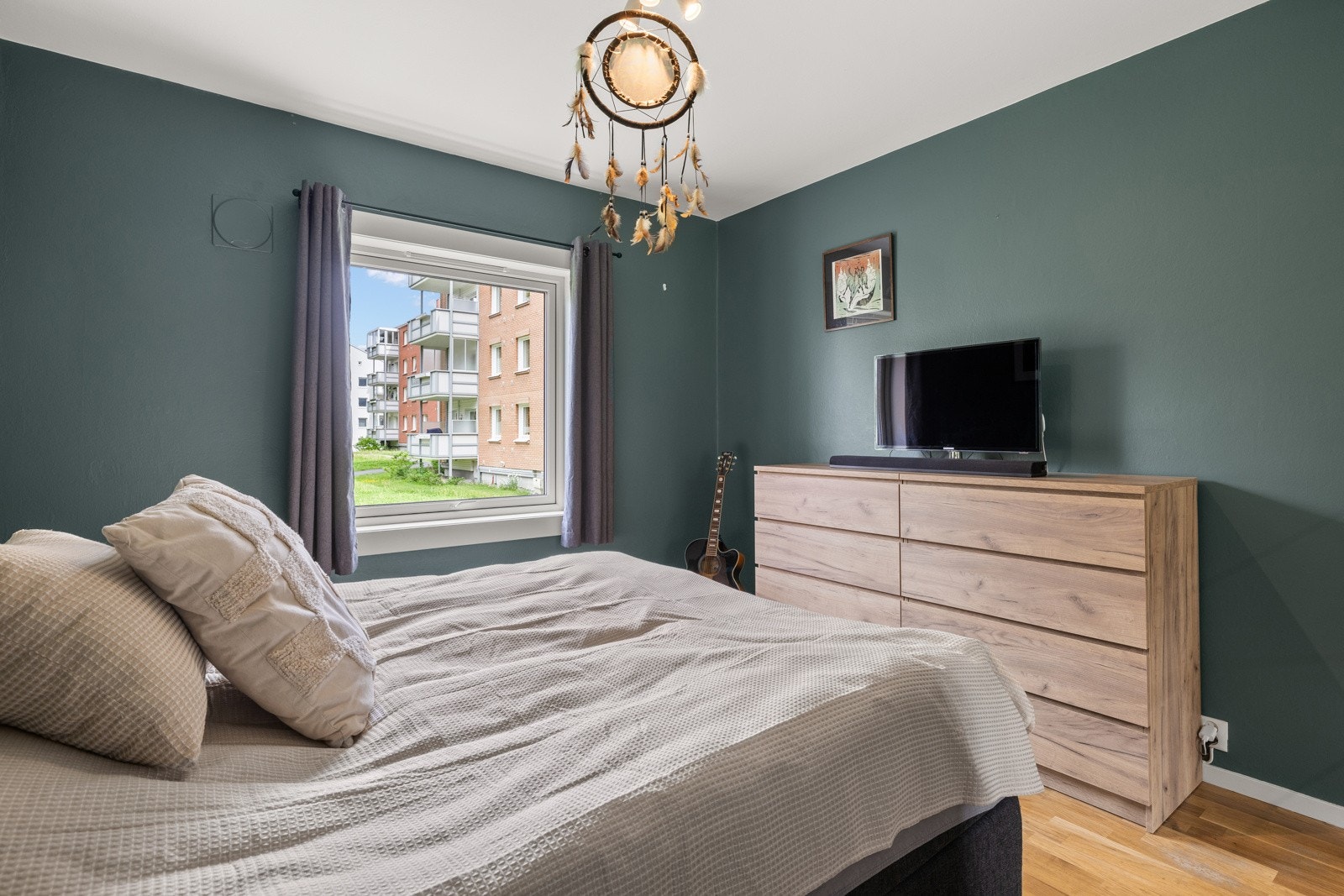 Leiligheten har et luftig soverom med god plass til dobbeltseng, nattbord og garderobeløsning. Galleribilde