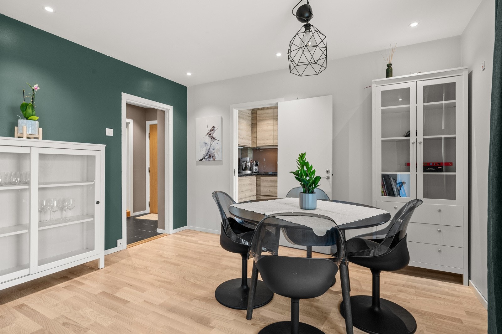 Du får god plass til å innrede med et spisebord i tilknytning til stue/kjøkken. Galleribilde