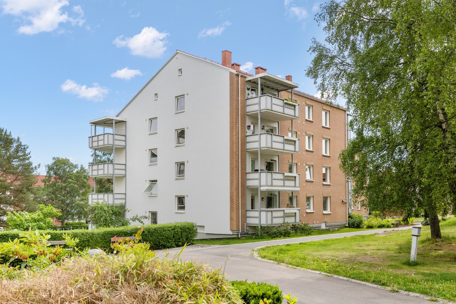 Leiligheten har en praktisk plassering i en høy 1.etasje. Borettslaget består av 481 andelsleiligheter. Galleribilde