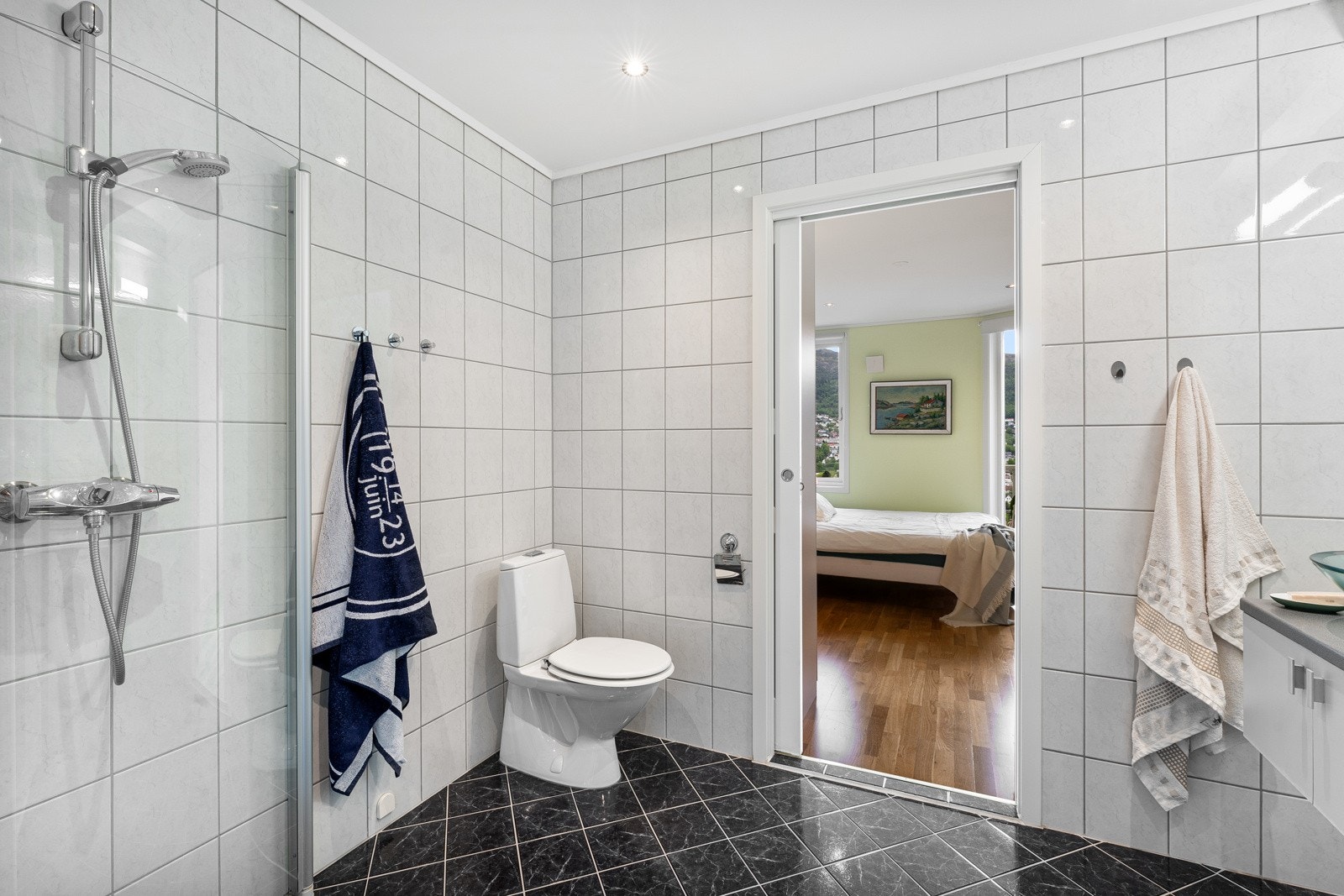 Soverommet har direkte adkomst til badet. Galleribilde