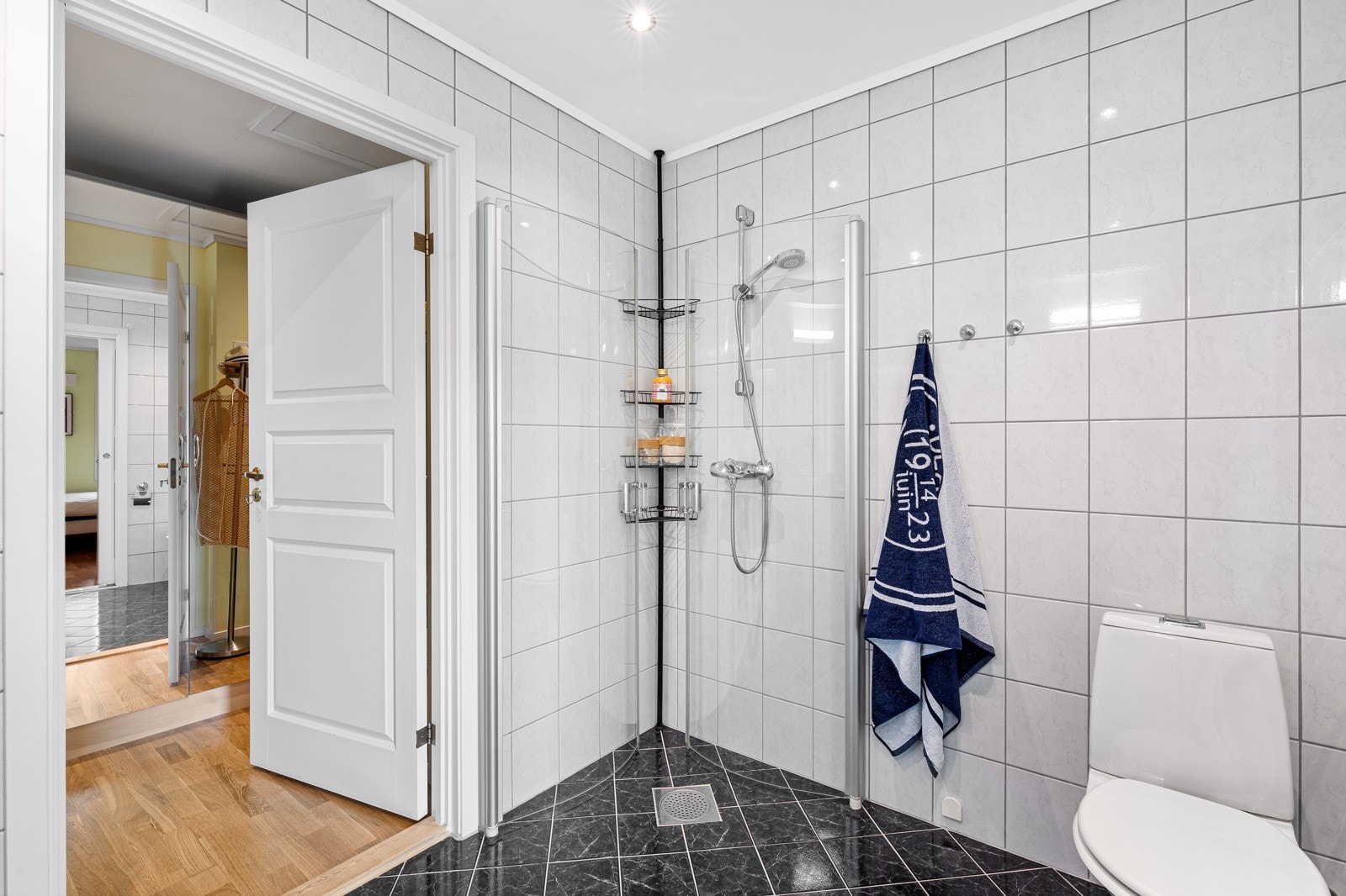 Badet er helfliset med moderne innredning. Det er rør-i-rør system og varmekabler i gulv. Galleribilde