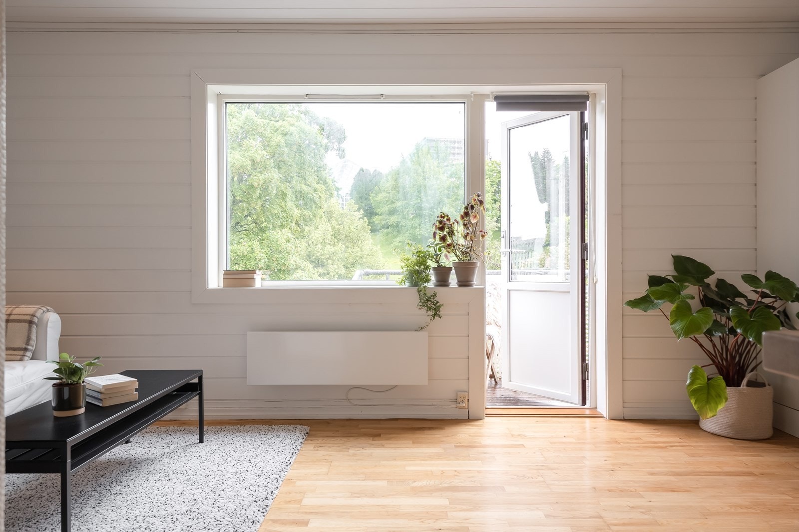 Rause vindusflater sørger for rikelig med naturlig lysinnslipp. Galleribilde