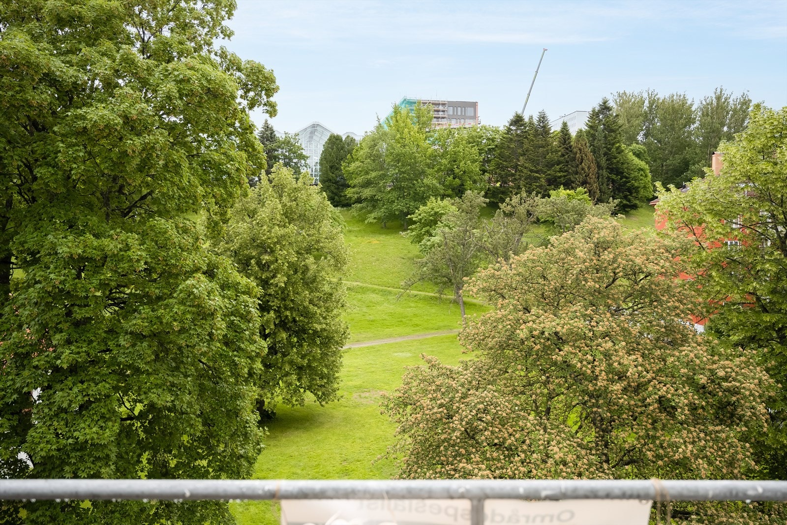Leilighetens balkongen rommer 3,5 m² og vender ut mot frodige Høyskoleparken, som er et populært samlingssted om sommeren. Her kan man nyte morgen- og formiddagssol. Galleribilde