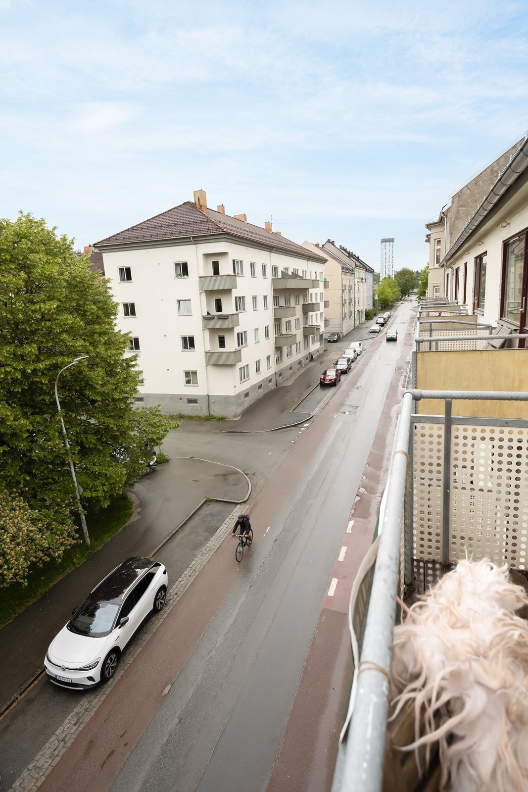 Selv om leiligheten har en sentral beliggenhet, ligger den også skjermet til i en enveiskjørt gate vendt ut mot parken. Galleribilde