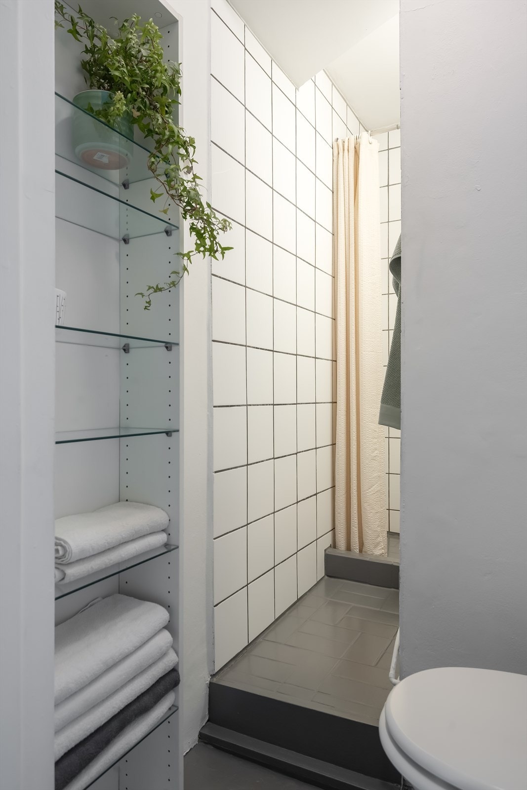 Flislagt bad på 2,4 m². Galleribilde