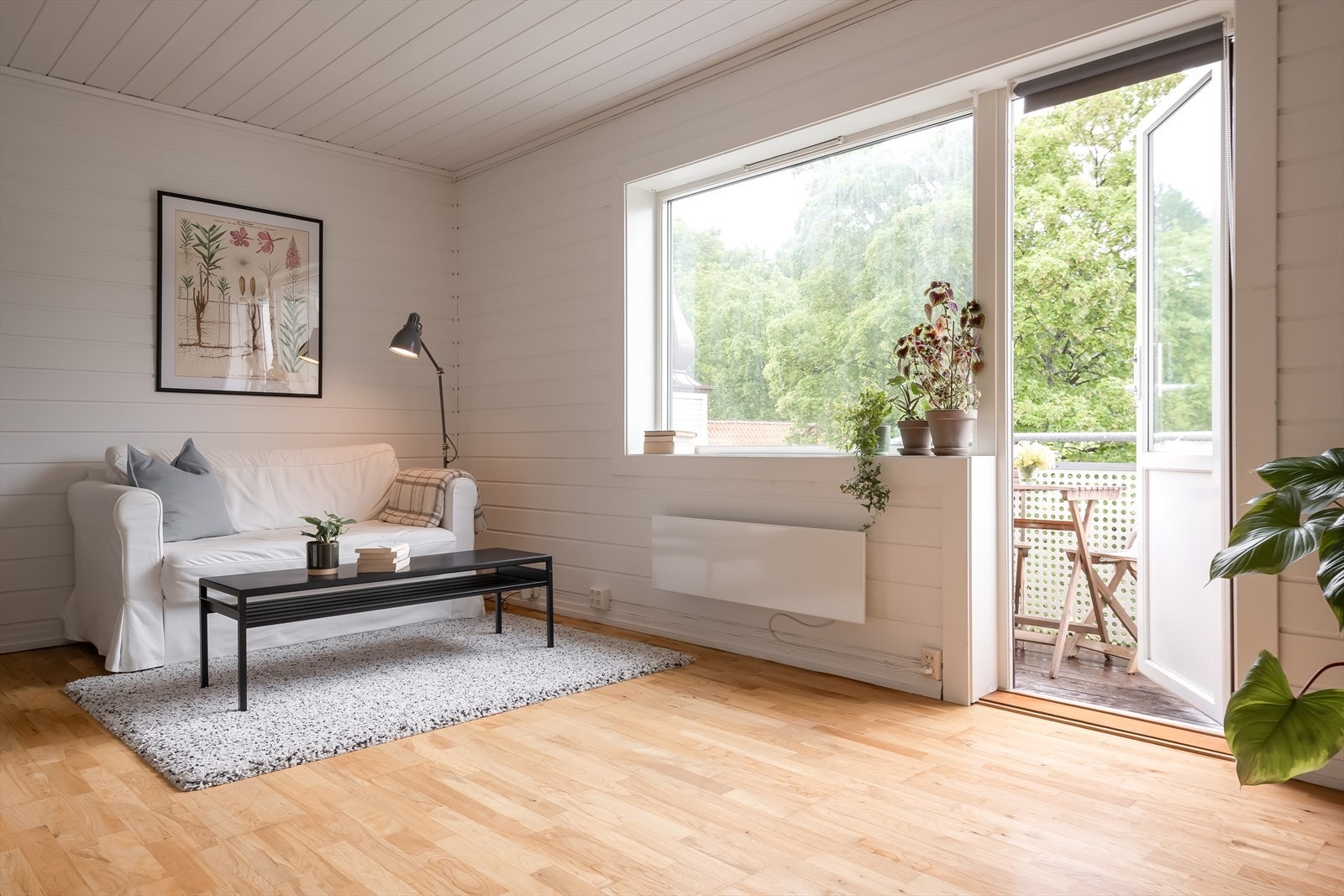 Leiligheten byr blant annet på en åpen stue- og kjøkkenløsning som strekker seg over 18 m². Galleribilde
