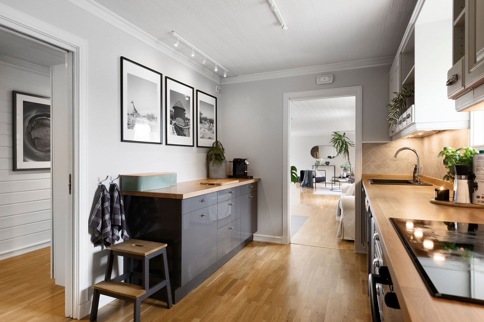 Godt med benkeplass og gjennomgang til gang Galleribilde