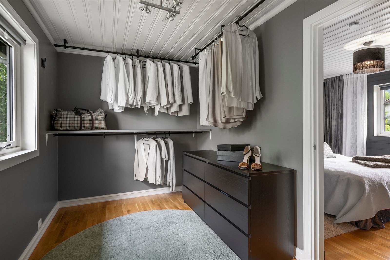 Walk in closet/soverom Galleribilde