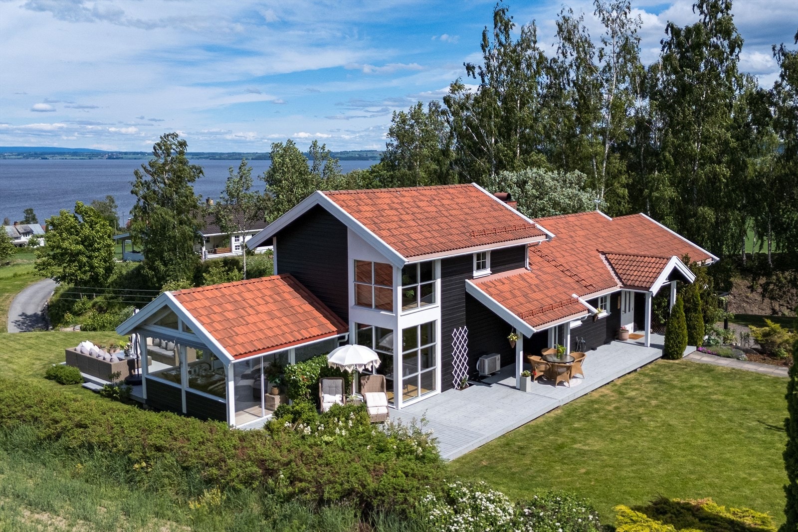 Prakteiendom med skjermet og solrik beliggenhet i Totenvika Galleribilde