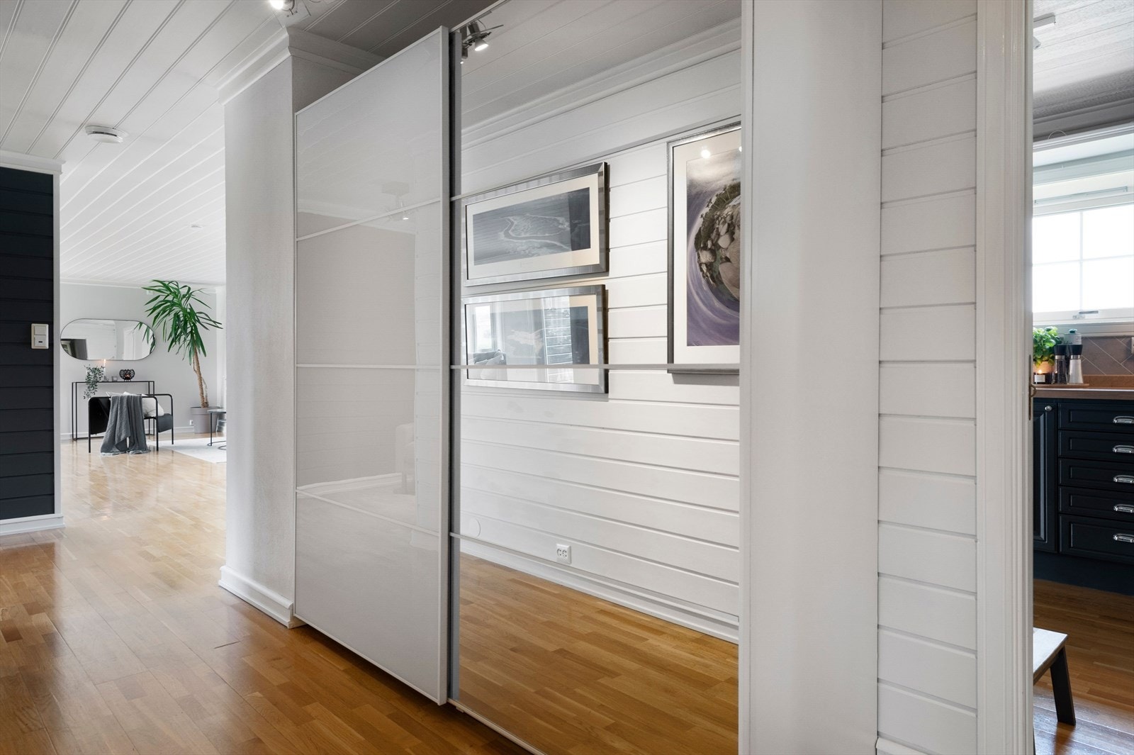 Gang med garderobeskap Galleribilde