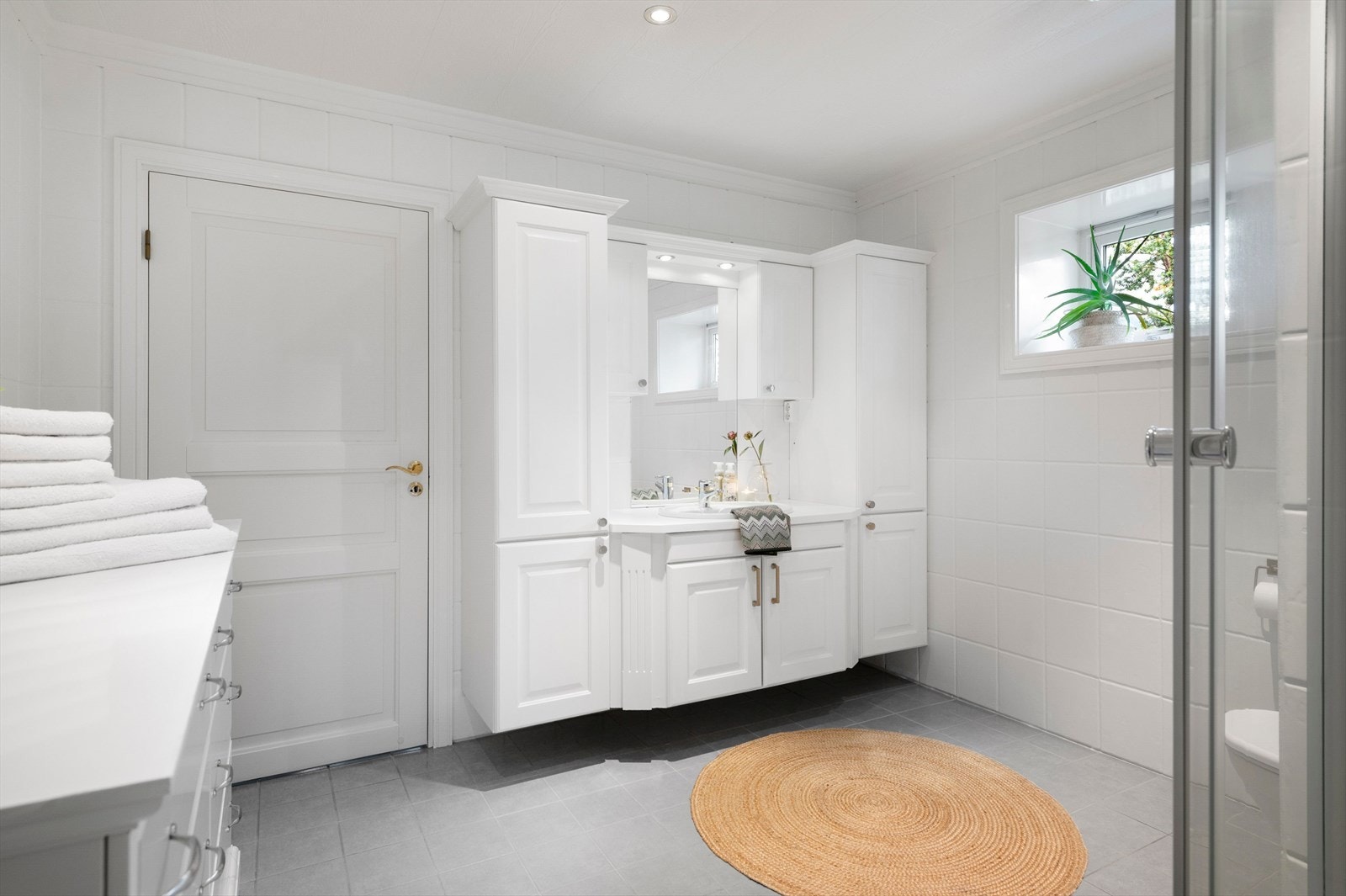 Rikelig med skapplass på badet Galleribilde