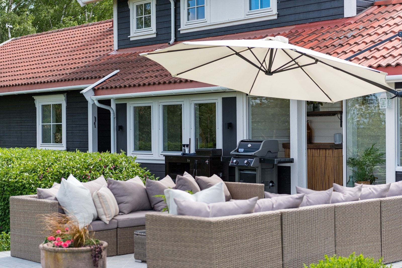 Terrasse med gode innredningmuligheter og overbygget utestue Galleribilde