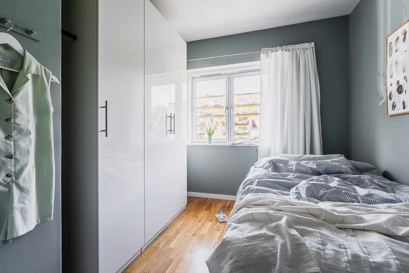 Stilrent soverom med lys atmosfære. Galleribilde