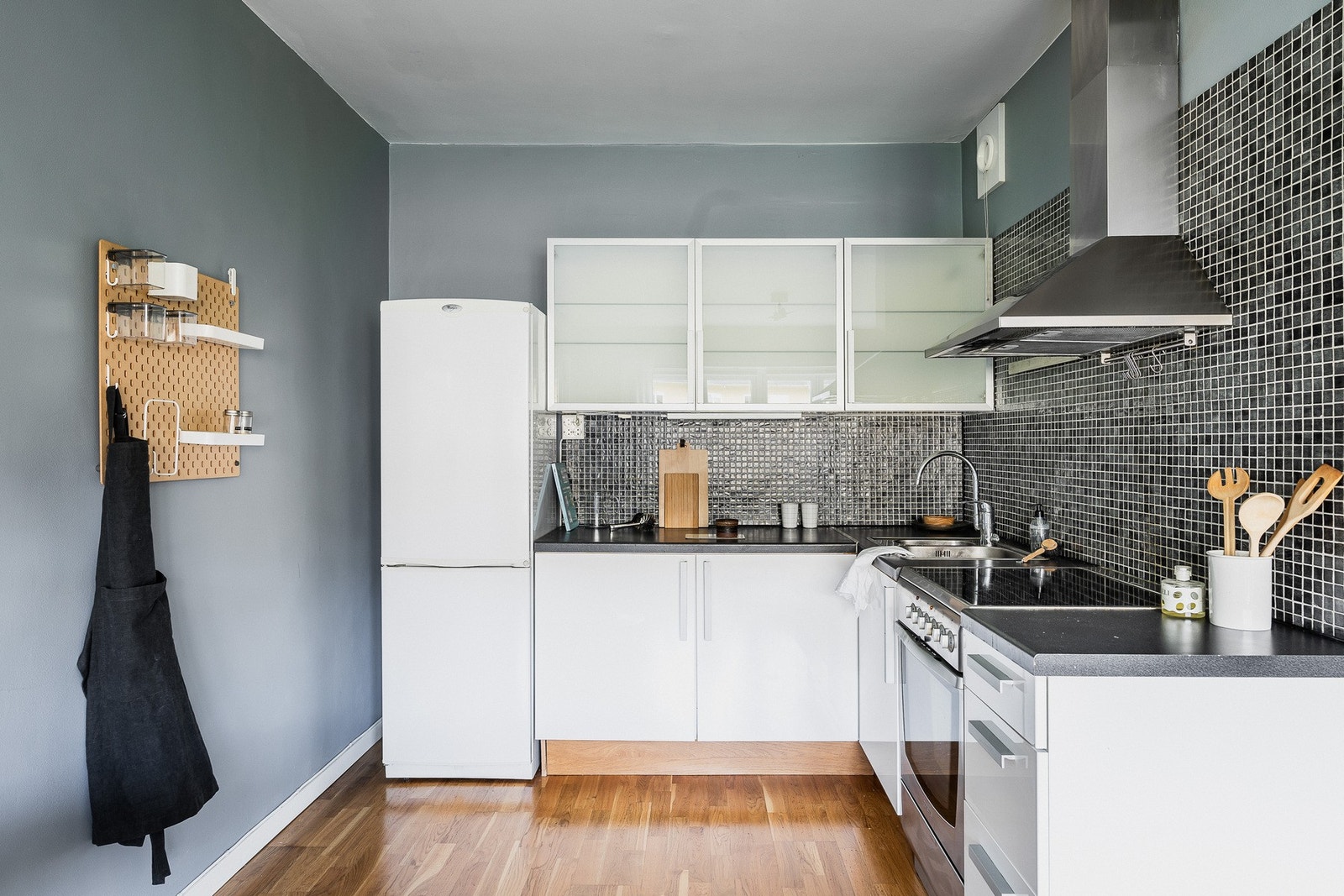 Lys og stilren kjøkkeninnredning. Galleribilde