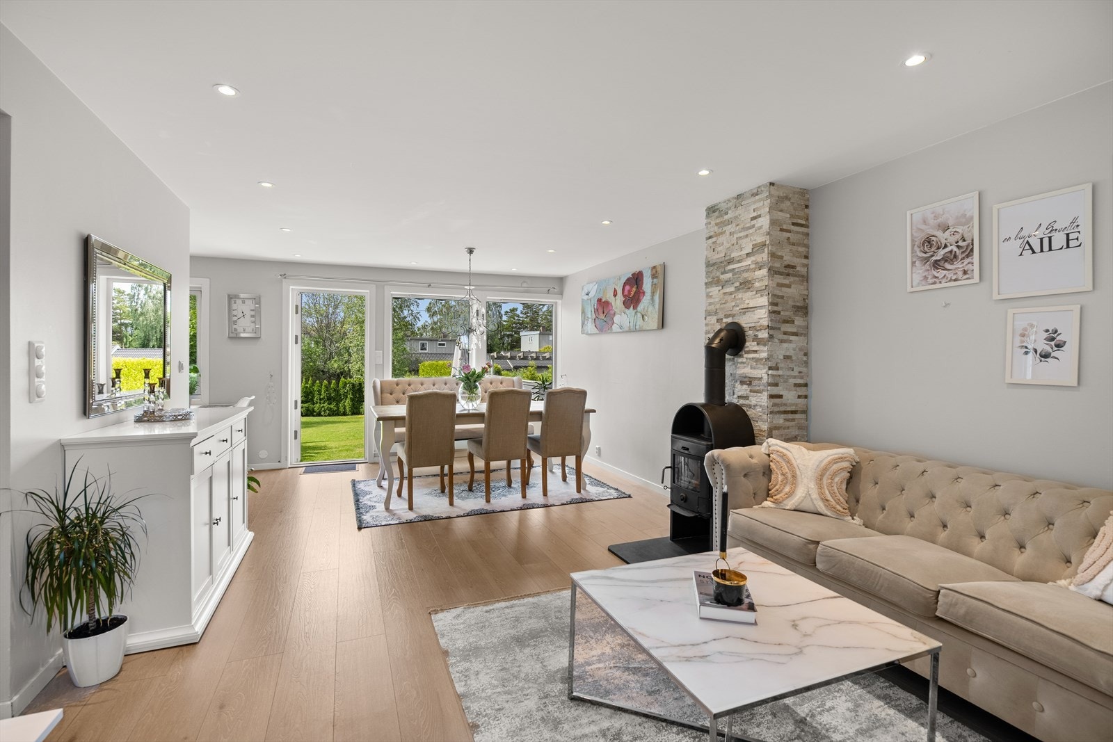 Stor stue med mange fine innredningsmuligheter. Dowlights i himling. Galleribilde