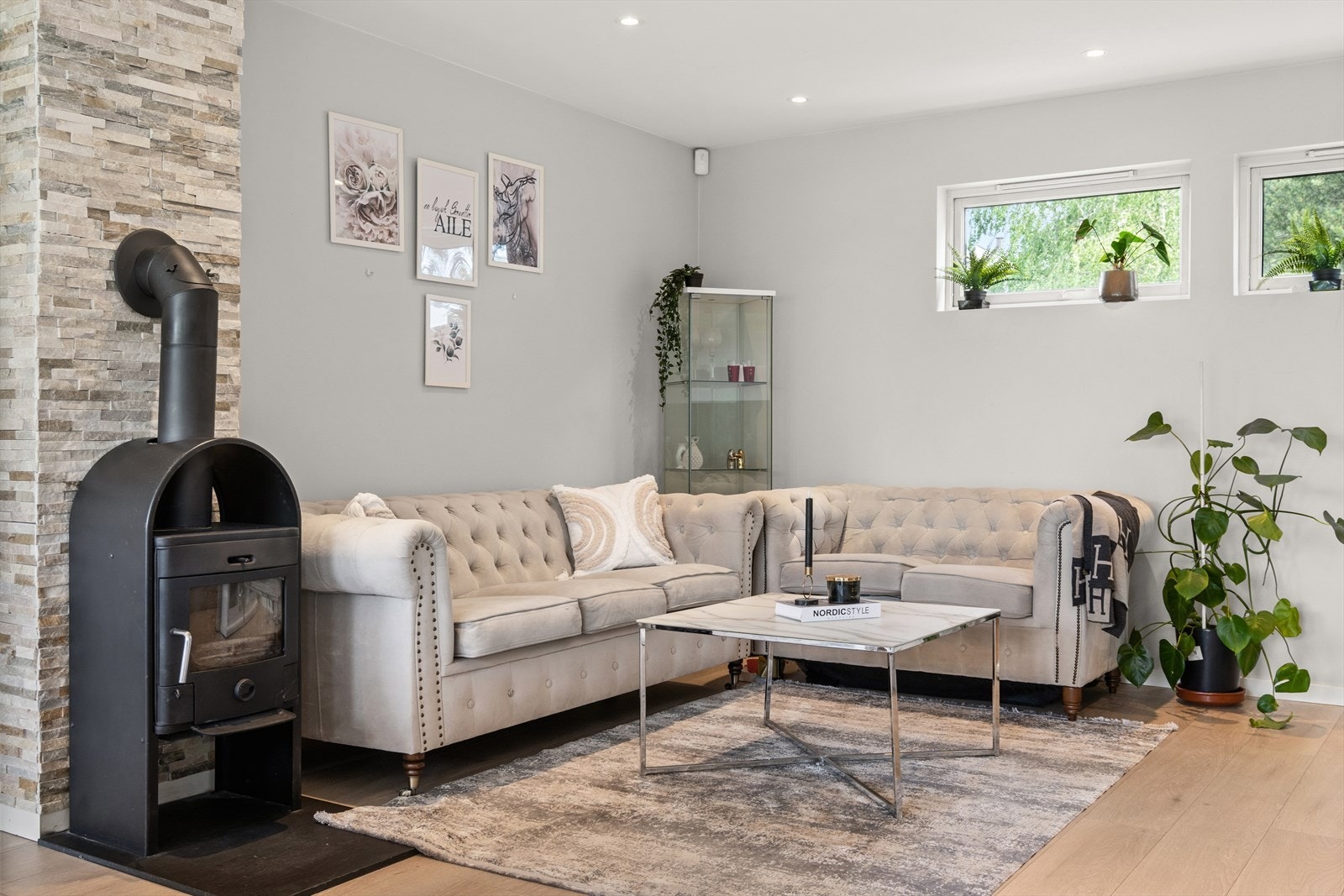 Skru på Tv'en eller slå opp i en god bok, fyr i peisen og nyt kvelden! Galleribilde