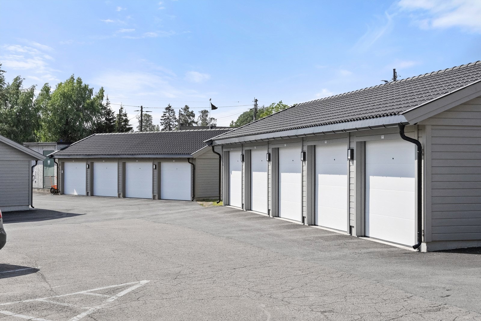 Med boligen medfølger det en garasjeplass. Galleribilde