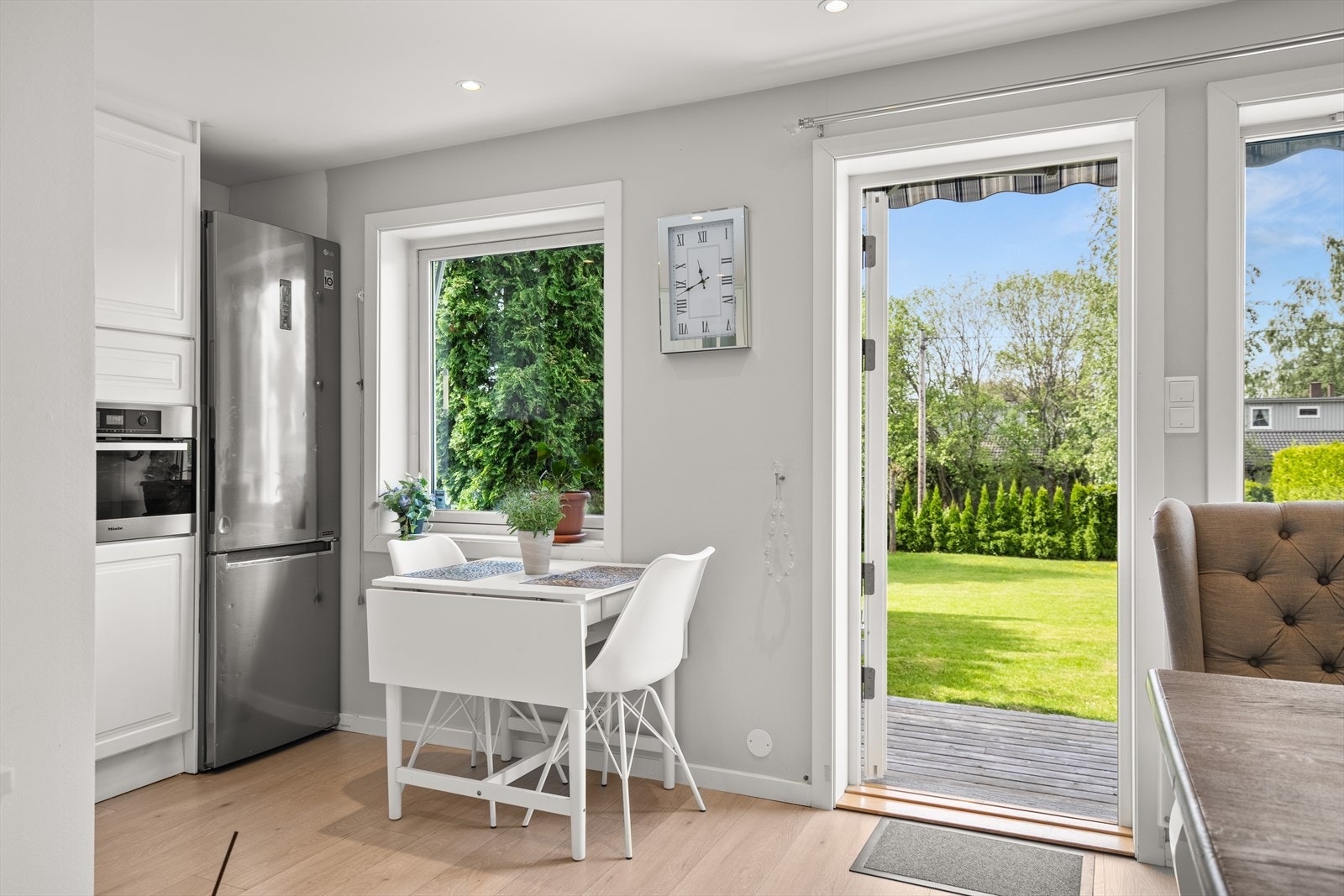 Fra stuen er det utgang til hagen. Galleribilde