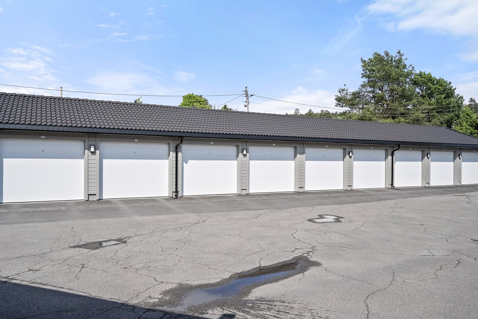 Med de nye garasjene så er det lagt opp til at hver garasje kan ha en elbillader tilkoblet. Det må søkes
styret om å få sette opp en slik lader og laderen må bestilles igjennom Smart Elektro. Galleribilde