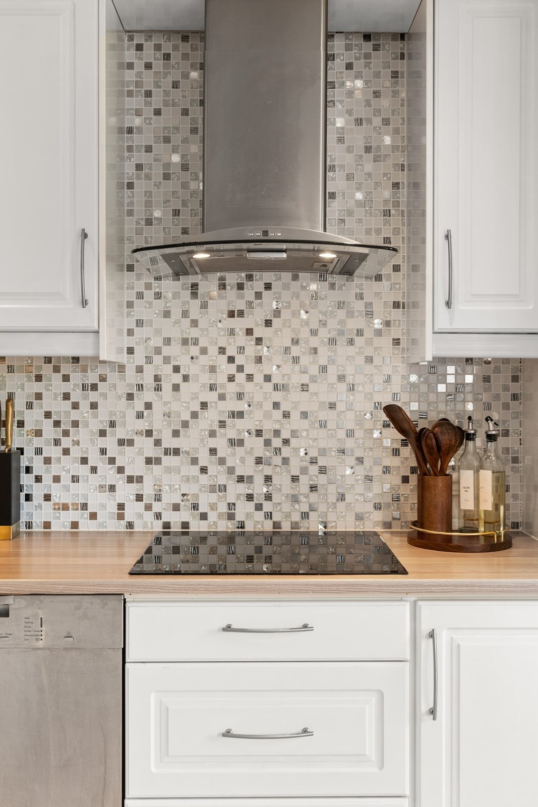 Veggfliser gjør det enkelt å holde rent. Integrerte hvitevarer med komfyr, platetopp, og oppvaskmaskin. Det er montert komfyrvakt over platetopp. Galleribilde