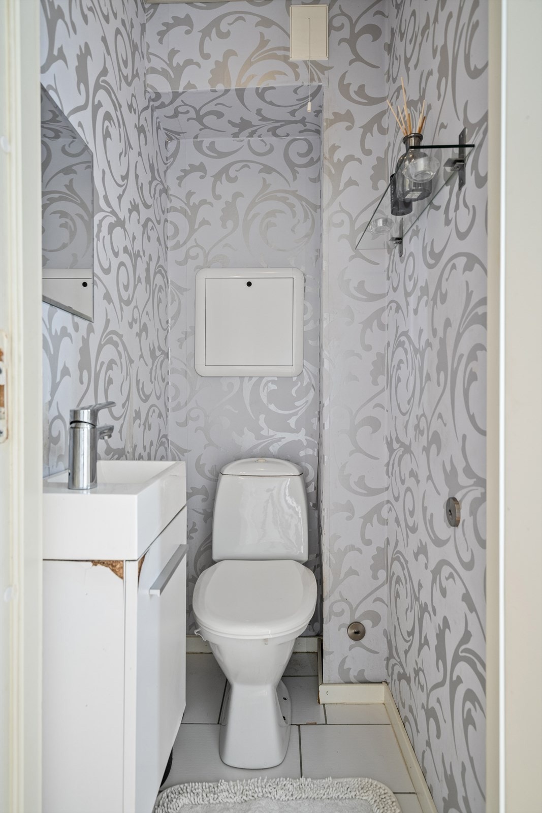 Det separate toalettrommet er utstyrt med gulvstående toalett og servant med underskap. Galleribilde