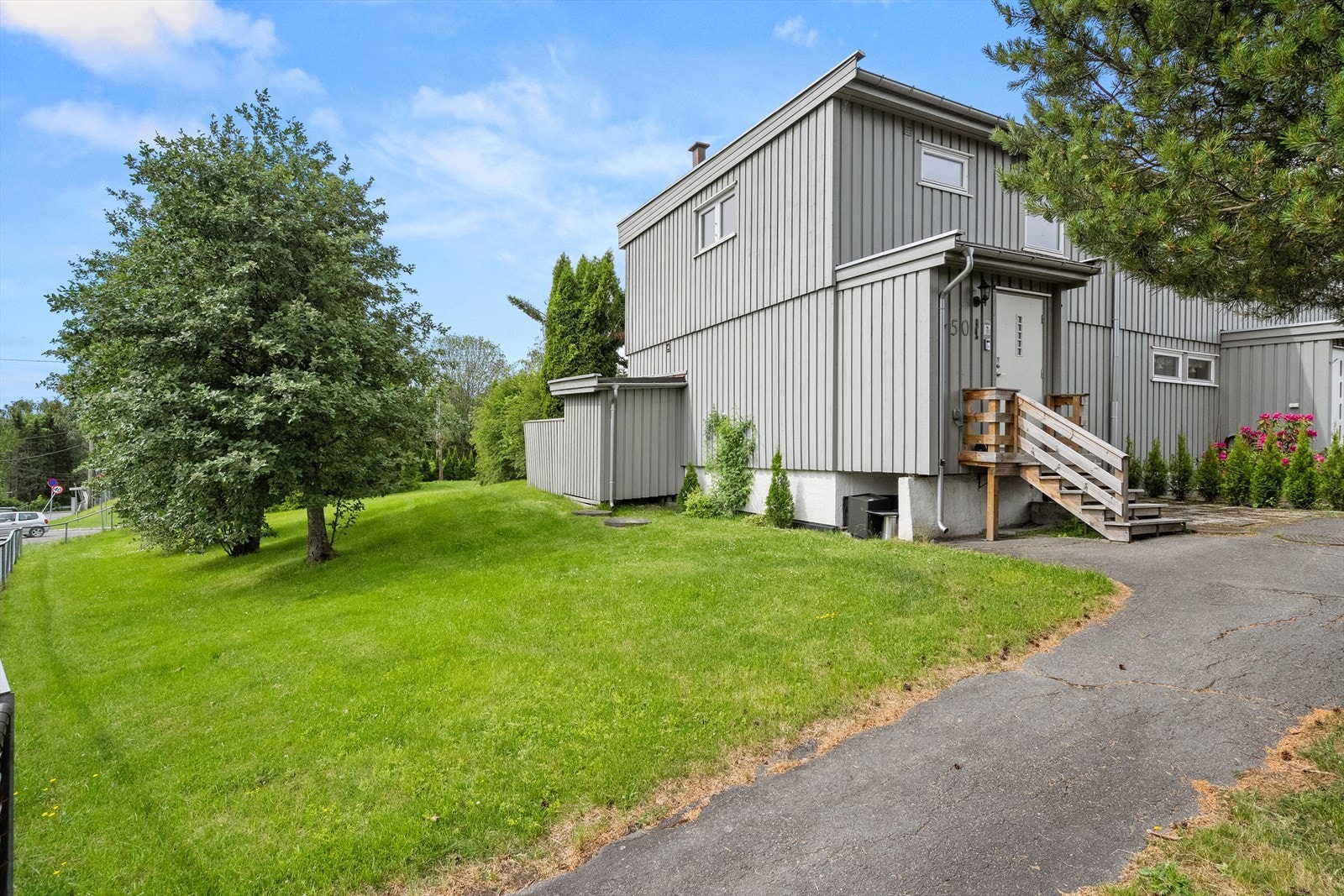 Dette er et perfekt hjem for barnefamilien - Tomten er gjerdet inn slik at barna kan leke fritt. Galleribilde