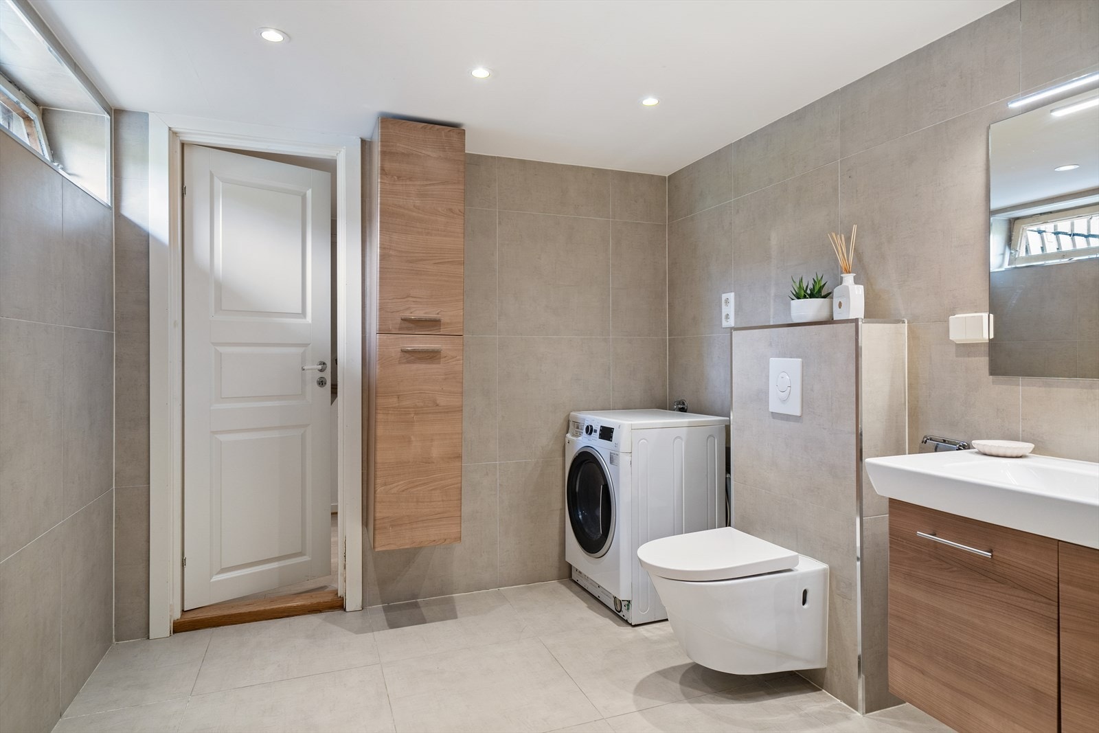 Baderommet ble pusset opp i 2017 og er utstyrt med alt en måtte trenge (pluss litt til). Galleribilde