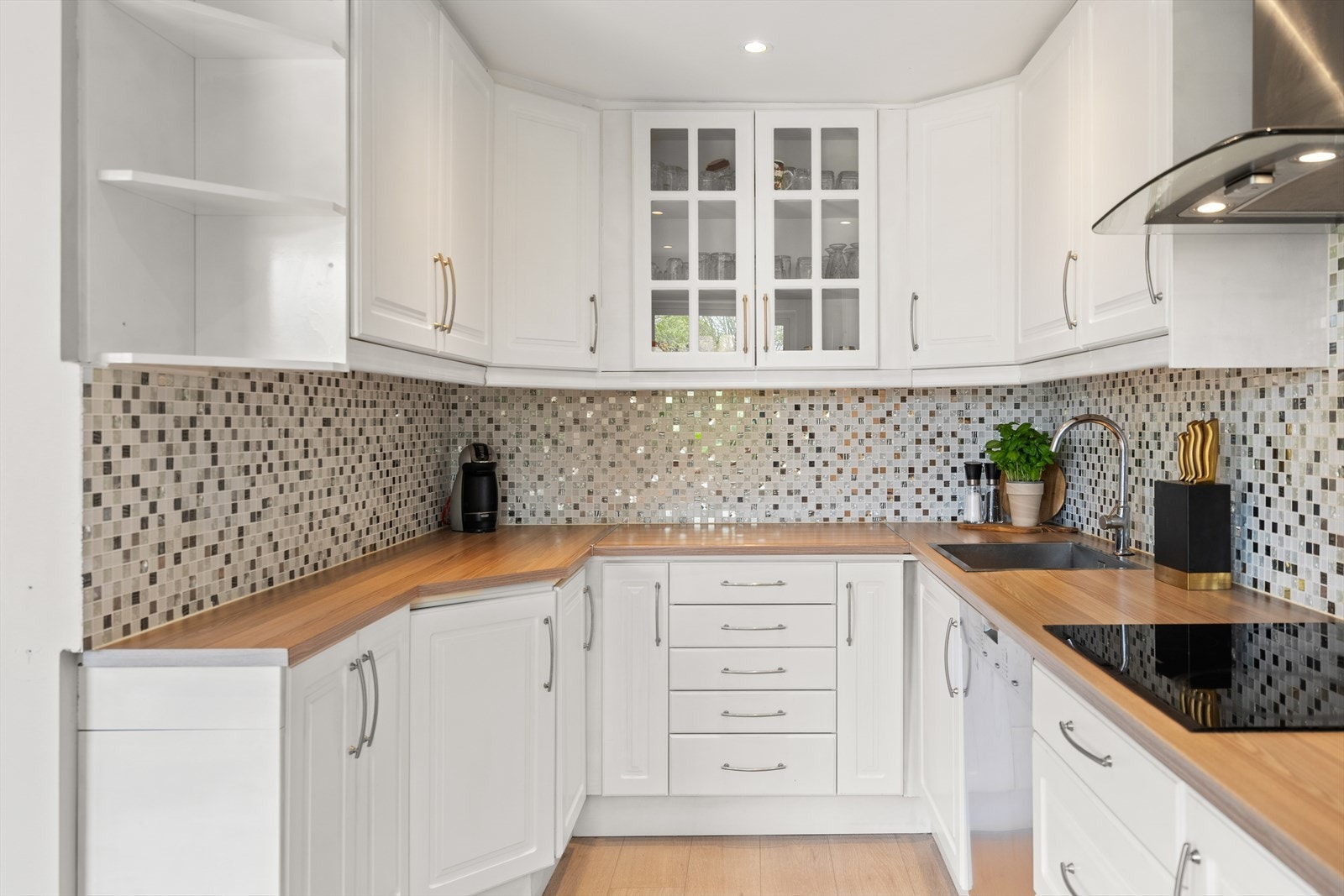 Kjøkkeninnredning fremstår med profilerte fronter, laminert benkeplate med oppvaskkum og 1-greps blandebatteri.
Lys under overskap, ventilator med utkast. Galleribilde