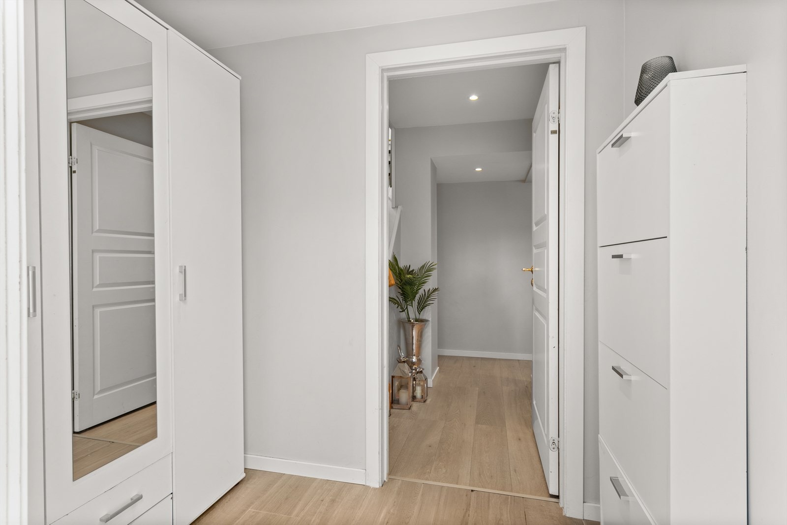 I entrè er det god plass til å henge fra seg yttertøy og sette fra seg sko. Fra entrè kommer dere videre inn i stuen. Galleribilde