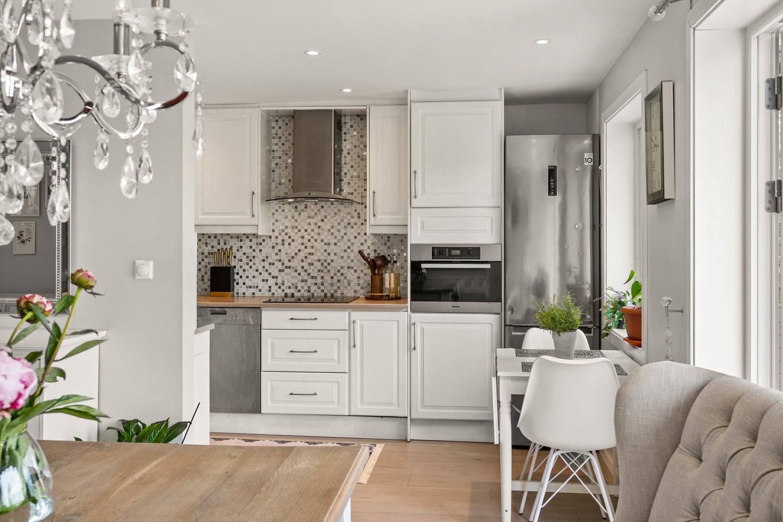 Kjøkkenet kan friste med god benkeplass, over- og underskap, integrerte hvitevarer og stekeovn plassert i behagelig høyde. Galleribilde