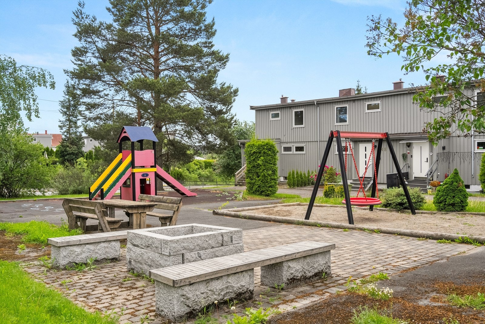 Rett utenfor døren er det også en liten lekeplass for barna, utstyrt med husker, bålplass, rysje m.m. Galleribilde