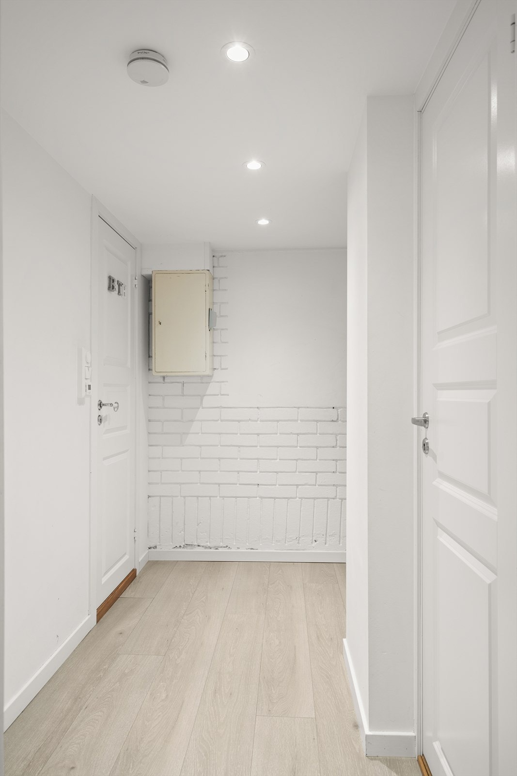 Vi tar trappen ned og kommer til underetasjen. Galleribilde