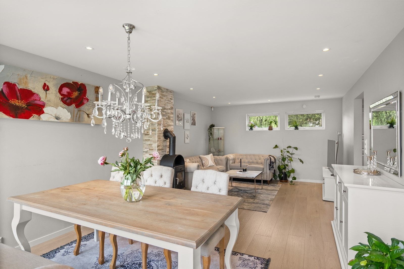 Her får dere en sosial og romslig bolig der gode lysforhold møter moderne fargevalg. Galleribilde